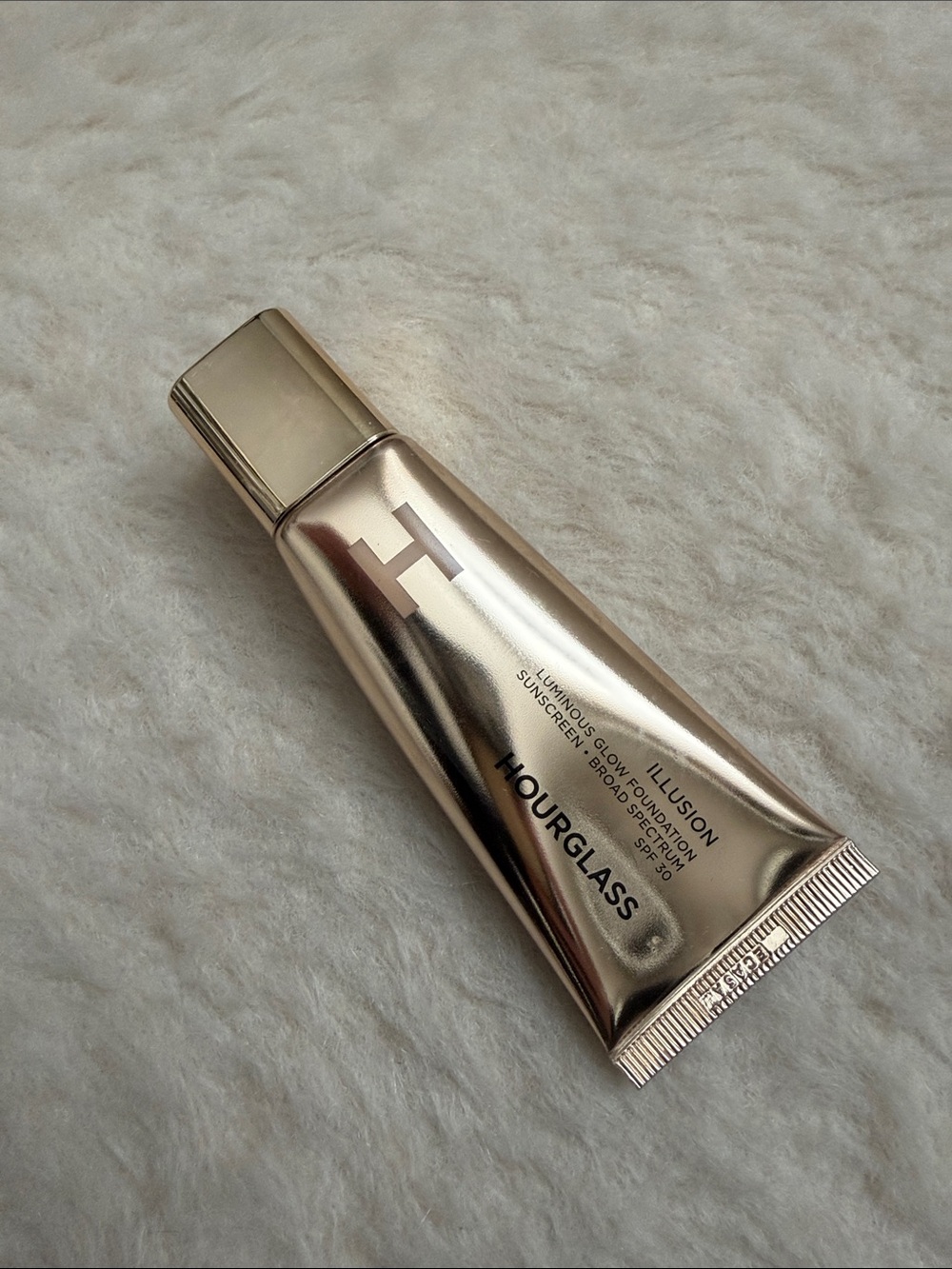 Hourglass Illusion Luminous Glow Foundation - shade 2.5